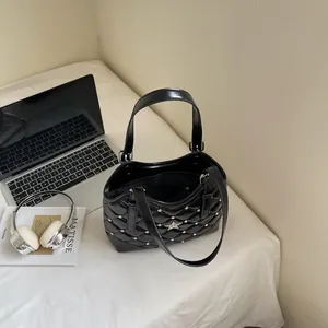Borsa sottobraccio trapuntata in vernice nera con borchie argento e stella