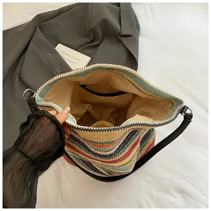Grande borsa tote in paglia a righe colorate per vacanze al mare e stile casual chic