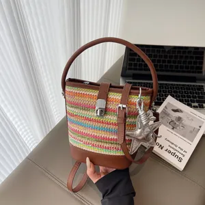 Borsa a Secchiello in Paglia Intrecciata Colorata da Donna Borsa a Tracolla a Righe Bohemian Con Ciondolo a Stella in Pelle PU Patchwork