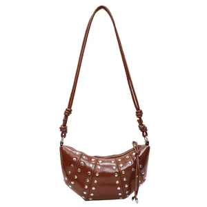 Borsa a mezzaluna marrone scuro con borchie metalliche e tracolla con nodo decorativo