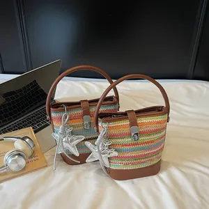 Borsa a secchiello colorata intrecciata stile francese con manici in pelle e stelle