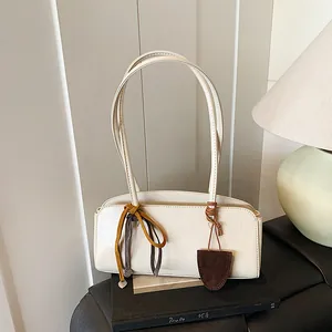 Sac sous le Bras en Cuir PU Vintage pour Femmes Sac Baguette Simple à la Mode Avec Pendentif Coeur Sac à Main à Bandoulière Décontracté Quotidien pour Femmes