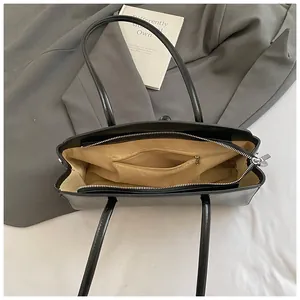 Sac fourre-tout rétro en cuir noir avec doublure kaki et poche intérieure zippée