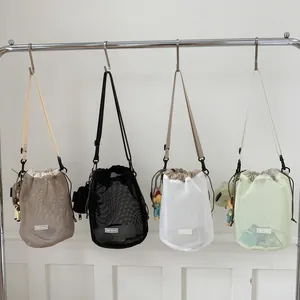 Leichte Mesh-Beuteltaschen in vier Farben mit Kordelzug und verstellbarem Gurt