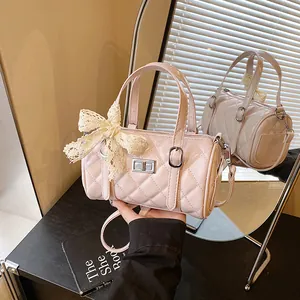 Sac Boston rose en cuir verni matelassé avec nœud en dentelle et boucle argentée