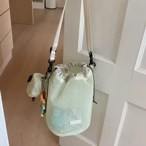 Hellgrüne Mesh-Beuteltasche mit Kordelzug, breitem Gurt und Chic Graze-Webetikett