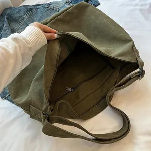 Bolso tote grande de lona verde militar con interior espacioso y correa ancha