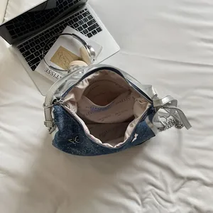 Sac à épaule mode en similicuir argenté et denim avec papillon et bandoulière chaîne