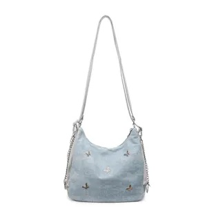 Sac hobo bleu clair avec décorations papillons et détails de chaînes argentées