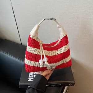 Sac hobo en tricot à rayures rouges et blanches avec poignée en cuir et boucle en métal