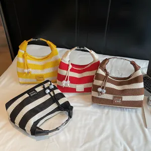 Collection de sacs hobo en maille rayée avec poignées en cuir en plusieurs coloris tendance