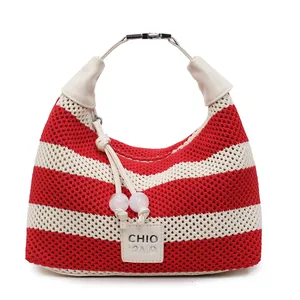 Sac hobo tricoté à rayures rouges et blanches avec bandoulière en cuir blanc et grand volume