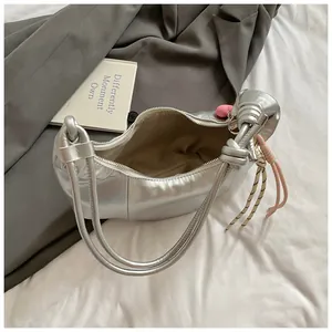 Sac à main argenté plissé avec poignée nouée et breloque coeur pour look chic
