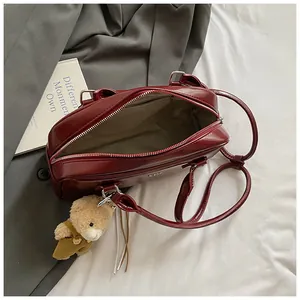 Sac Boston en cuir verni rouge foncé avec pendentif ours mignon et poignées haut