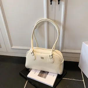 Sac sous le bras en Cuir PU Rétro Mode Femme Sac à Bandoulière Boston Brillant Avec Charme Ours en Peluche Sac à Main Commuteur