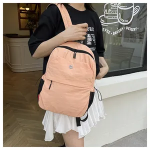 Detailansicht hellorangefarbener Nylon-Rucksack mit wasserabweisendem Stoff und Taschen