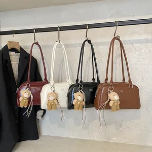 Sacs sous les bras minimalistes en cuir en quatre couleurs avec breloques d'ours mignons