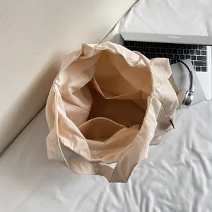 Grande borsa tote beige chic con tasca interna a zip per laptop e oggetti essenziali