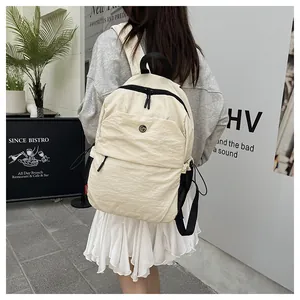 Detail des cremefarbenen Nylonrucksacks mit schwarzer Netztasche und Reißverschluss
