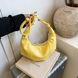 Sac Hobo en Cuir PU pour Femme Design Demi Lune Plissé Avec Bandoulière Nouée et Pendentif Cœur Sac à Main Quotidien