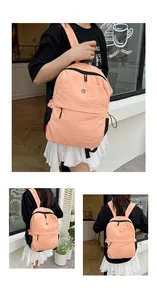 Dreifache Ansicht eines hellen lachsfarbenen Nylon-Rucksacks am Model im Stadt-Stil