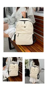 Detailansicht des cremeweißen Nylon-Rucksacks mit GM-Metalllogo und Netz-Seitentaschen