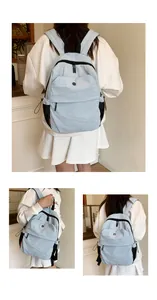 Detailansicht hellblauer Nylon-Rucksack mit seitlichem Netzfach und breiten Gurten
