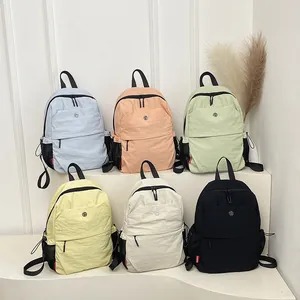 Leichter Nylon-Rucksack in sechs Pastellfarben mit minimalistischem Smiley-Logo-Design