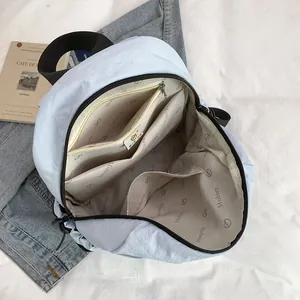 Hellblauer Rucksack mit großem Fassungsvermögen und multifunktionaler Innenaufteilung