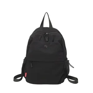 Leichter schwarzer Nylon-Rucksack mit großem Fassungsvermögen und seitlicher Netztasche