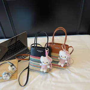 Borsa tote in paglia bicolore chic con contrasto in pelle e ciondolo a gatto
