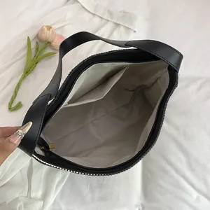 Vue de dessus d'un sac de plage rayé en paille avec poche zippée et doublure beige