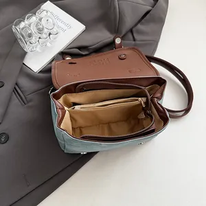 Bolso bandolera de mezclilla retro con ribete de cuero marrón y bolsillos internos