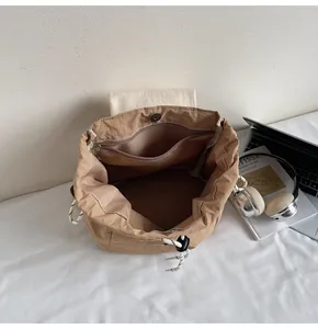 Vue intérieure du sac seau en nylon kaki avec poche zippée et fermeture aimantée en métal