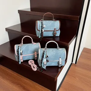 Tres bolsos casuales con textura de mezclilla en marrón, rosa y plata con adornos