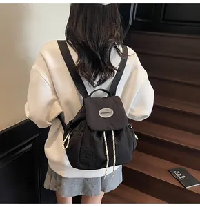 Vue détaillée du sac à dos en nylon noir avec cordon de serrage et larges bretelles