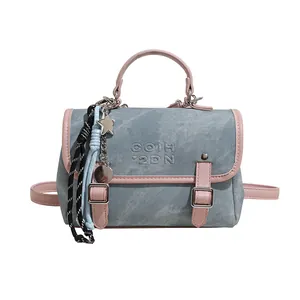 Bolso vintage de mezclilla azul claro con adornos de cuero rosa y dije de estrella