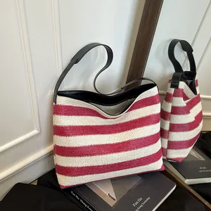 Sac de plage en paille rayé avec motifs rouge et blanc et bandoulière en cuir noir