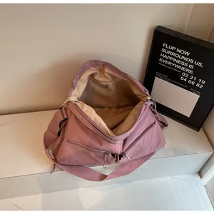 Detailansicht der rosa Nylontasche mit großem Fassungsvermögen und Innentasche mit Reißverschluss