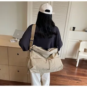 Detailansicht der großen beigen Canvas-Tasche mit dem praktischen Mehr-Taschen-Design