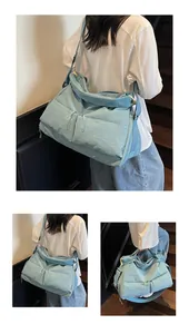 Detailsicht der hellblauen Nylontasche mit doppelten Reißverschlüssen und breitem Gurt