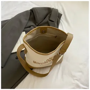 Sac seau en toile minimaliste avec garniture en cuir kaki et bandoulière réglable