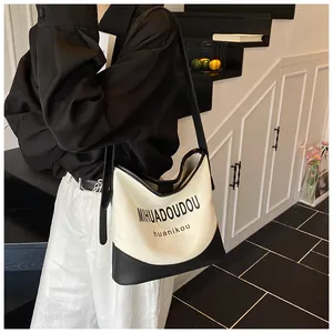 Vue détaillée du sac cabas en toile avec garniture en cuir noir et texte imprimé