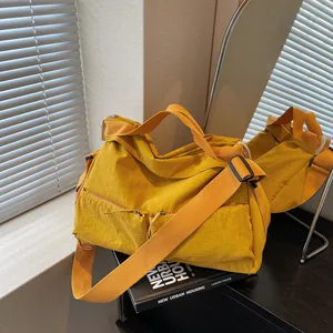 Große gelbe Umhängetasche aus Nylon mit mehreren Taschen und vielseitigen Tragegurten