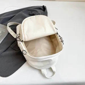 Sac à dos chic en similicuir beige avec grand intérieur et détails d'anneaux en métal
