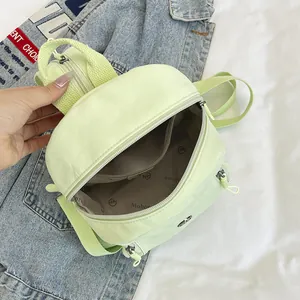 Minimalistischer hellgrüner Nylon-Minirucksack für Damen mit Reißverschluss und Tragegriff