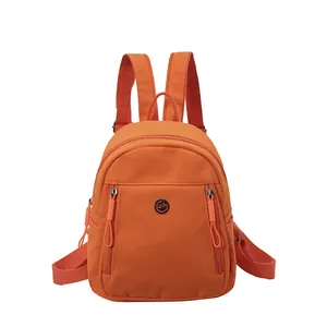 Minimalistischer oranger kleiner Nylon-Rucksack für Damen mit Reißverschlusstaschen