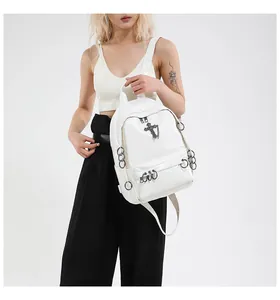 Sac à dos punk blanc avec croix en métal et anneaux, porté par un mannequin pour l'ajustement