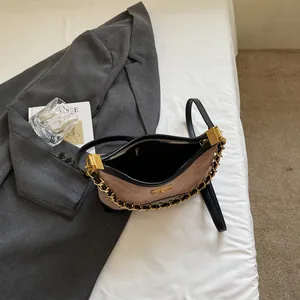 Sac sous l'aisselle chic en daim kaki avec bordure en cuir noir et chaîne dorée femme