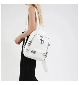 Détails du sac à dos gothique blanc brillant avec anneaux métalliques et pendentif croix